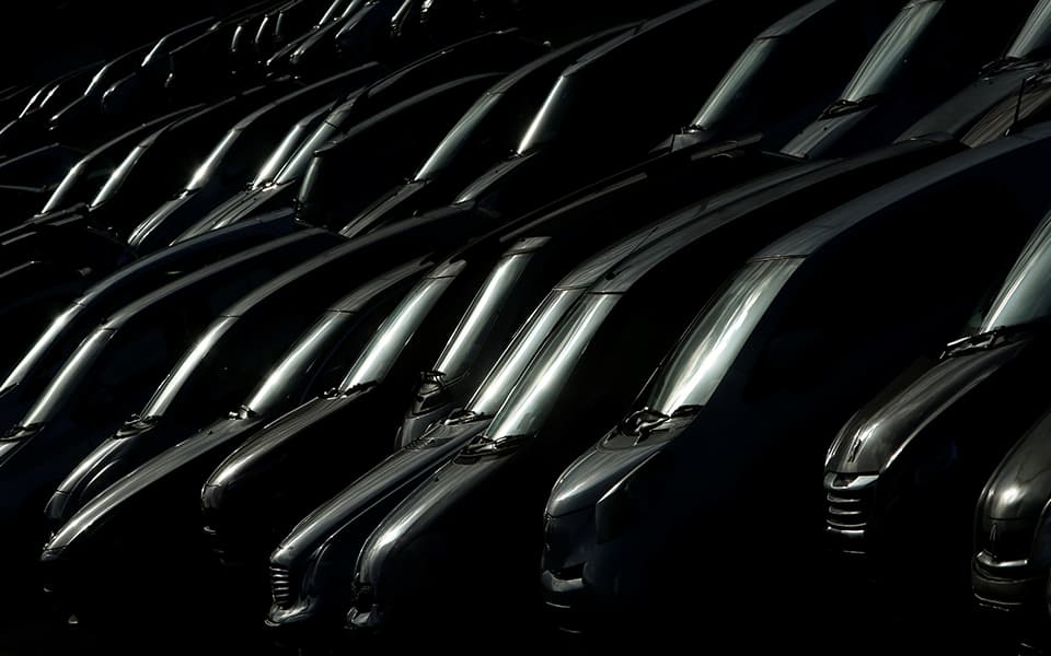 Vendas de automóveis voltam a cair em abril pelo terceiro mês consecutivo